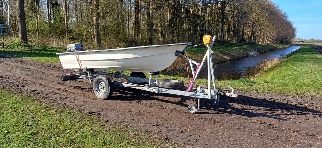 Beginners boot met 5pk motor en trailer sloep, Watersport en Boten, Ophalen of Verzenden, Zo goed als nieuw