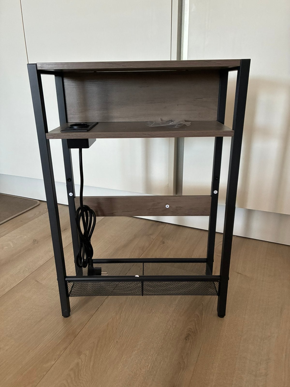 Sidetable with socket, Ophalen, Nieuw, Minder dan 50 cm, Minder dan 25 cm