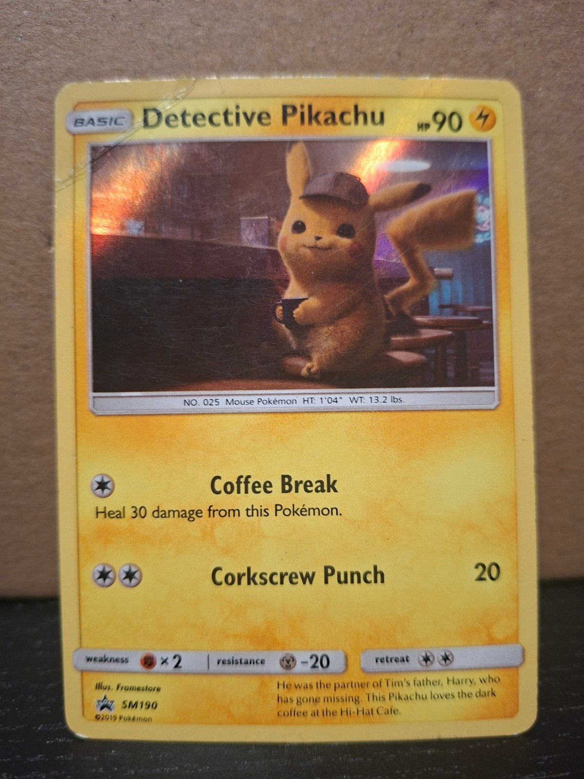 Pikachu SM190 Holo Detective Pikachu Promo Pokémon Kaart DMG, Ophalen of Verzenden, Gebruikt, Losse kaart, Foil
