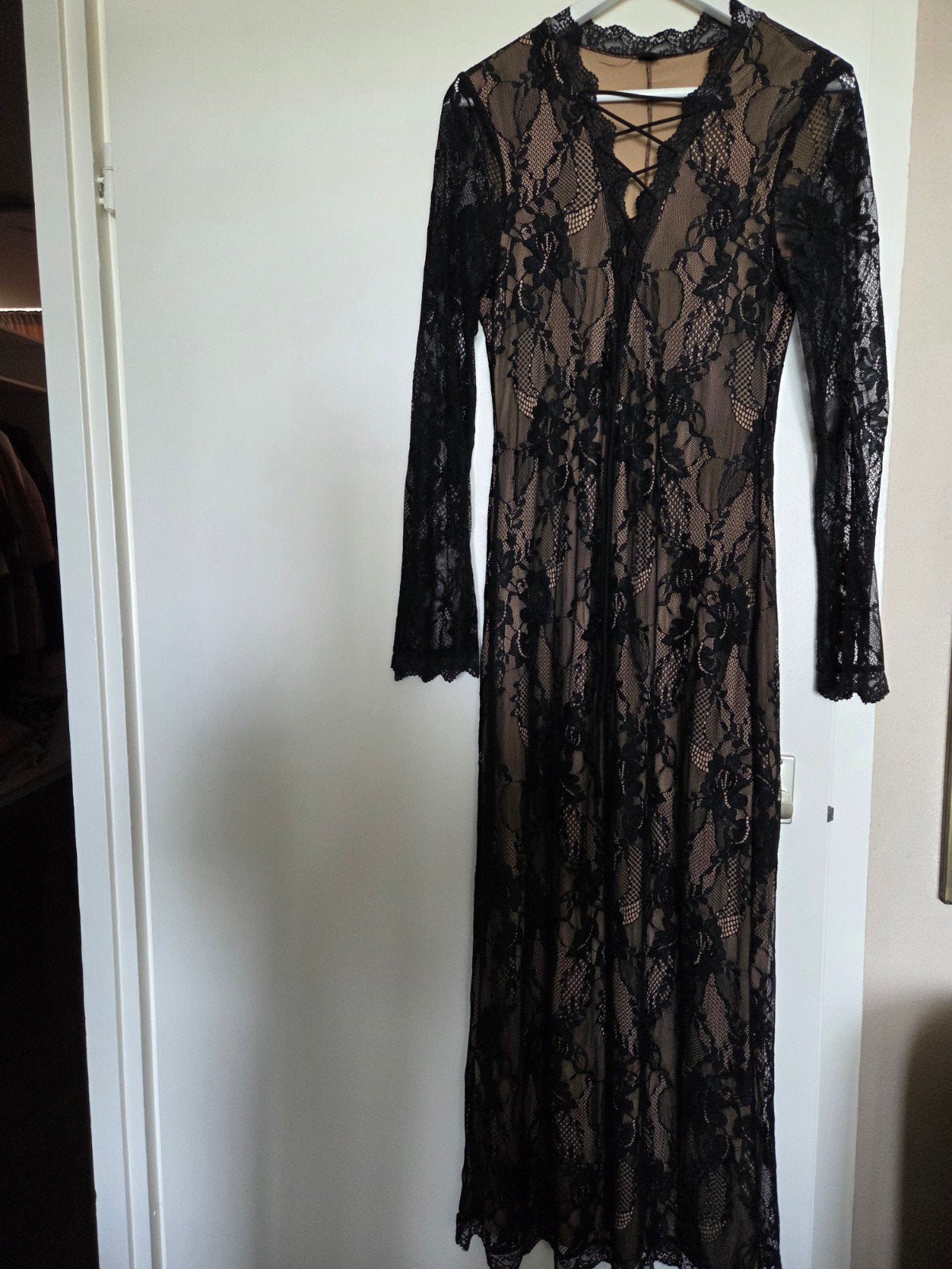 Zwarte kanten Abiye Kinalik maxi split en lange mouwen, Kleding | Dames, Jurken, Ophalen of Verzenden, Zo goed als nieuw, Zwart