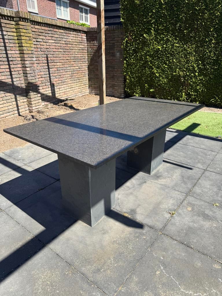 Granieten tuintafel met leisteen pilaren, Tuin en Terras, Tuintafels, Ophalen, Zo goed als nieuw, Rechthoekig, Overige materialen