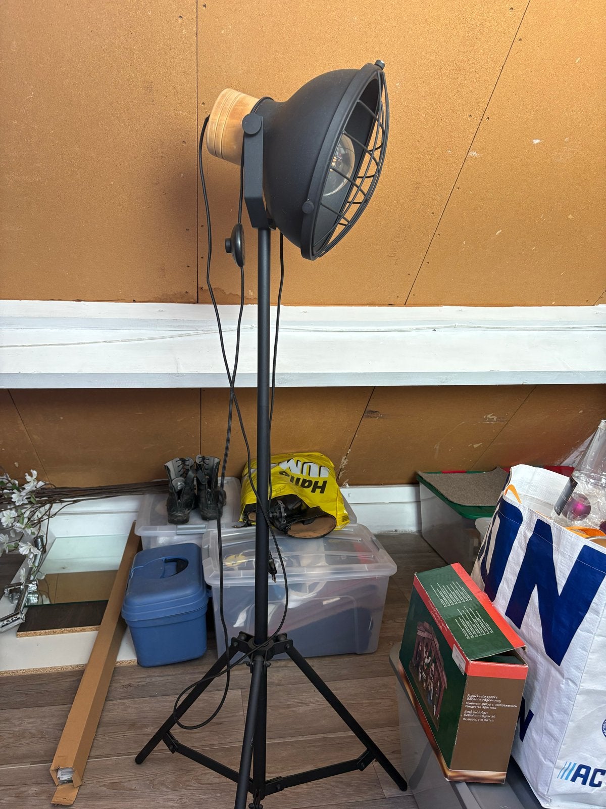 Zwarte vloerlamp met houten accent en roosterkap, Ophalen, E27 (groot), Zo goed als nieuw, 150 tot 200 cm
