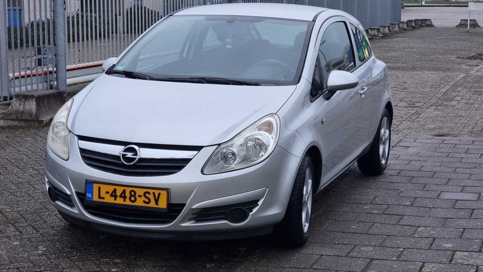 Opel Corsa 1.0 12V 3D 2010 Grijs, Auto's, Voorwielaandrijving, 450 kg, 40 €/maand, Handgeschakeld