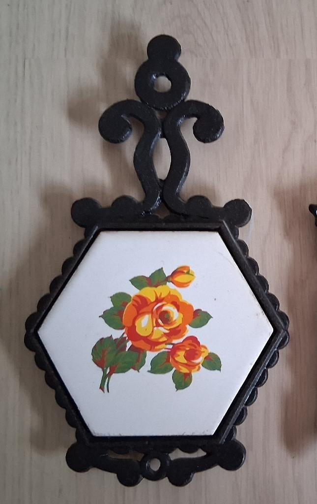 Vintage decoratieve hexagon onderzetter met oranje bloem, Antiek en Kunst, Ophalen of Verzenden