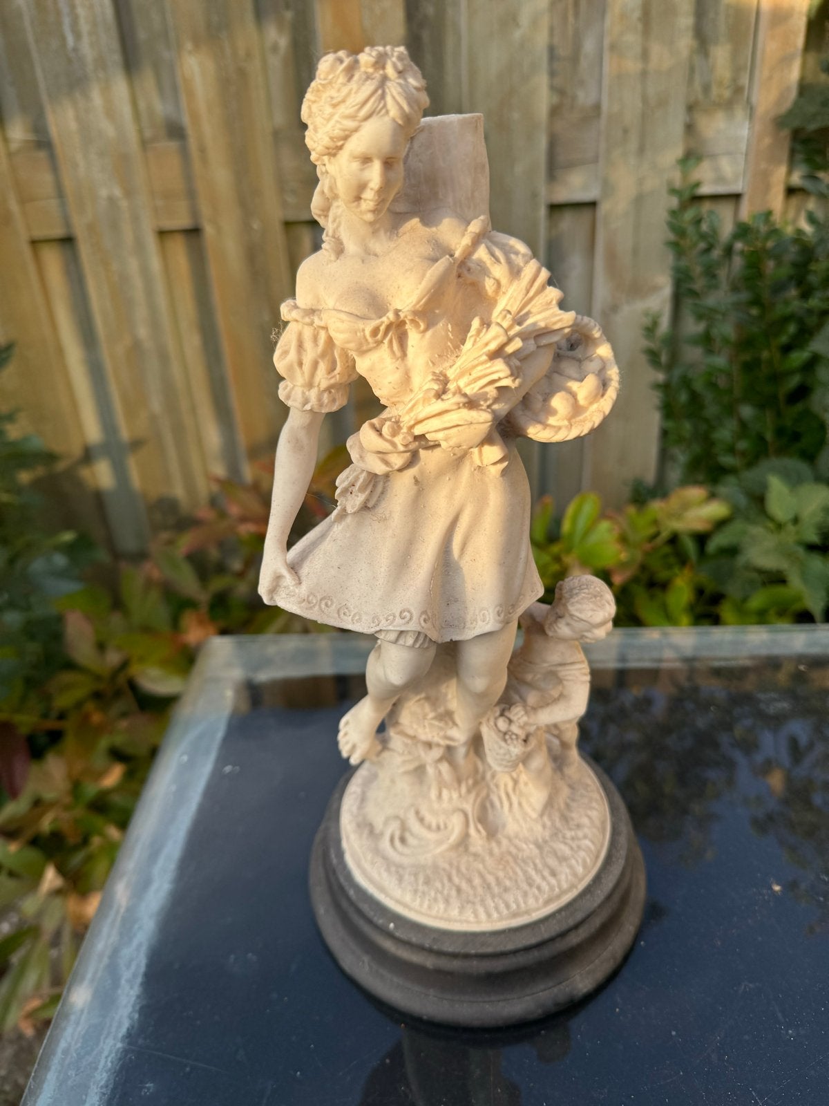 Vintage beeldje van vrouw met kind - albast, Ophalen of Verzenden, 20 - 50 cm, Op sokkel, Beeld