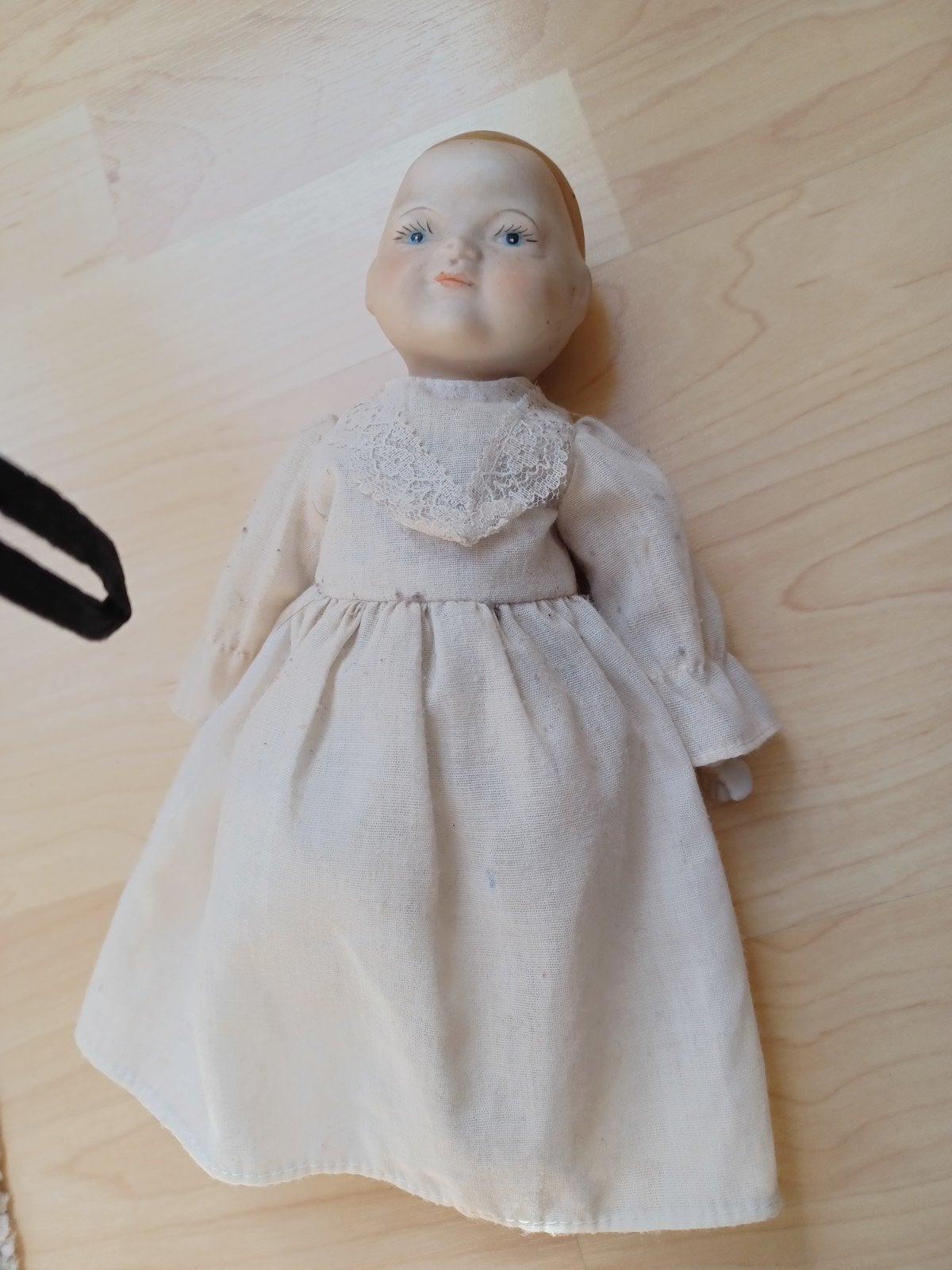 Antieke porseleinen babypop met stoffen lijfje, Antiek en Kunst, Ophalen of Verzenden
