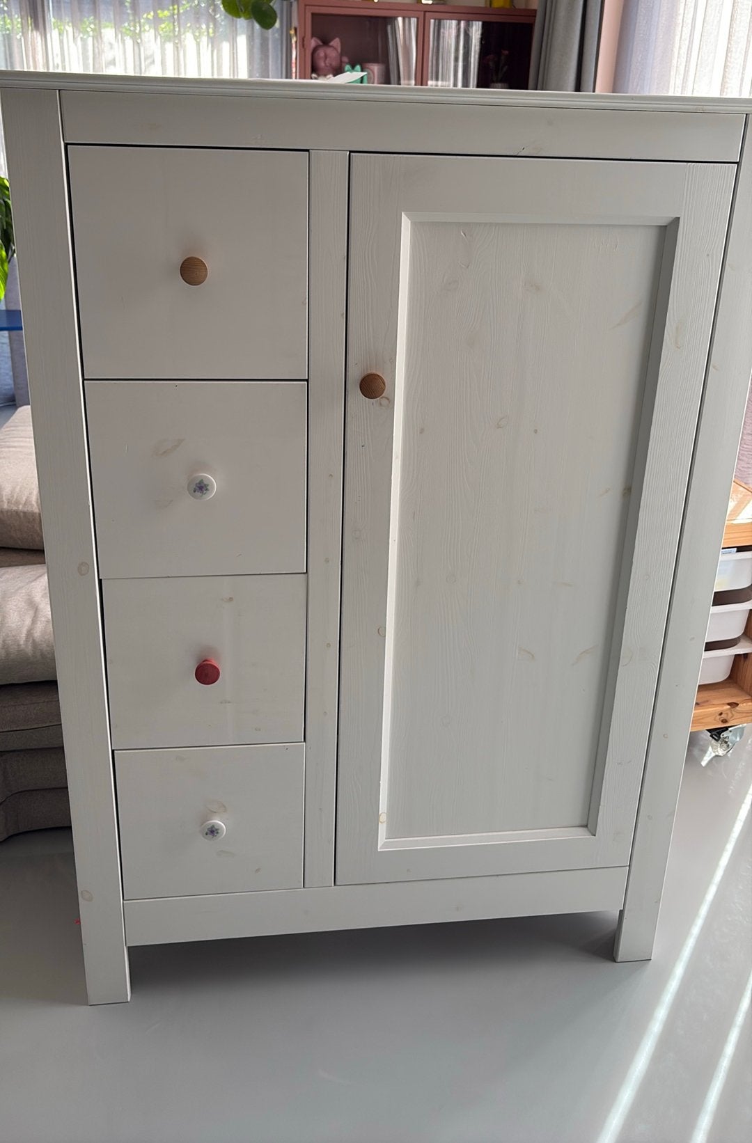 Mooie witte meidenkast