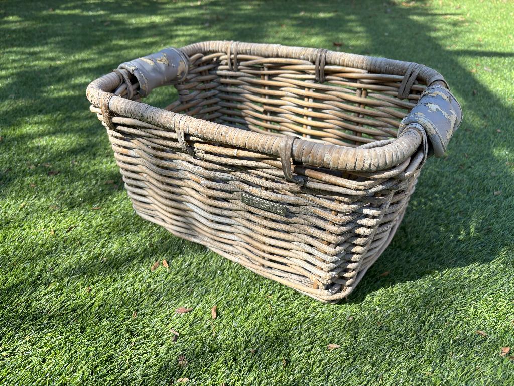 Basil Denton Small rotan fietsmand, Fietsen en Brommers, Fietsaccessoires | Fietsmanden, Ophalen of Verzenden, Gebruikt, Fietsmand
