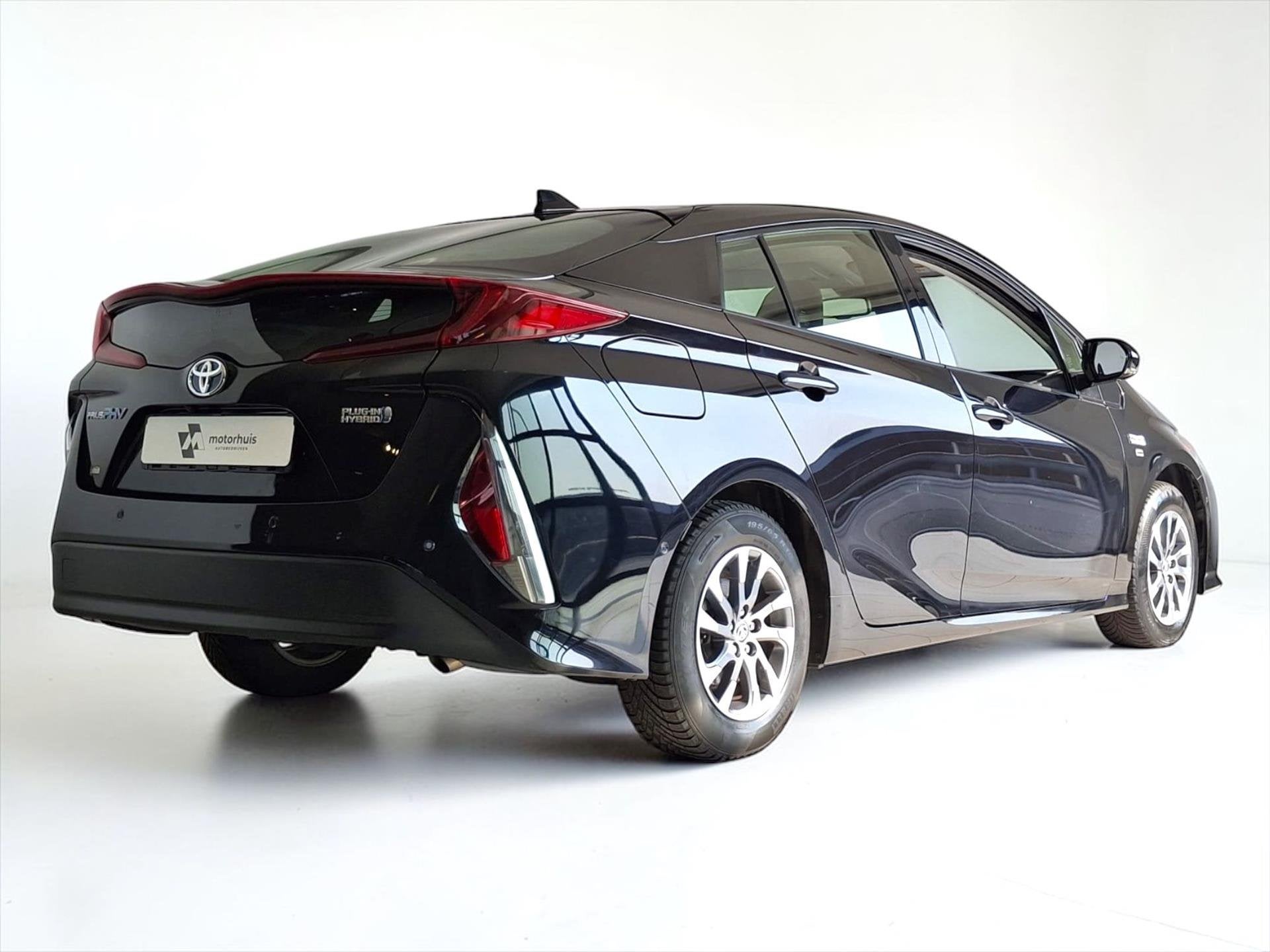 Toyota Prius 1.8 Plug-in Hybrid 122PK Executive AUTOMAAT HUD, Auto's, Stof, Gebruikt, 1505 kg, Zwart