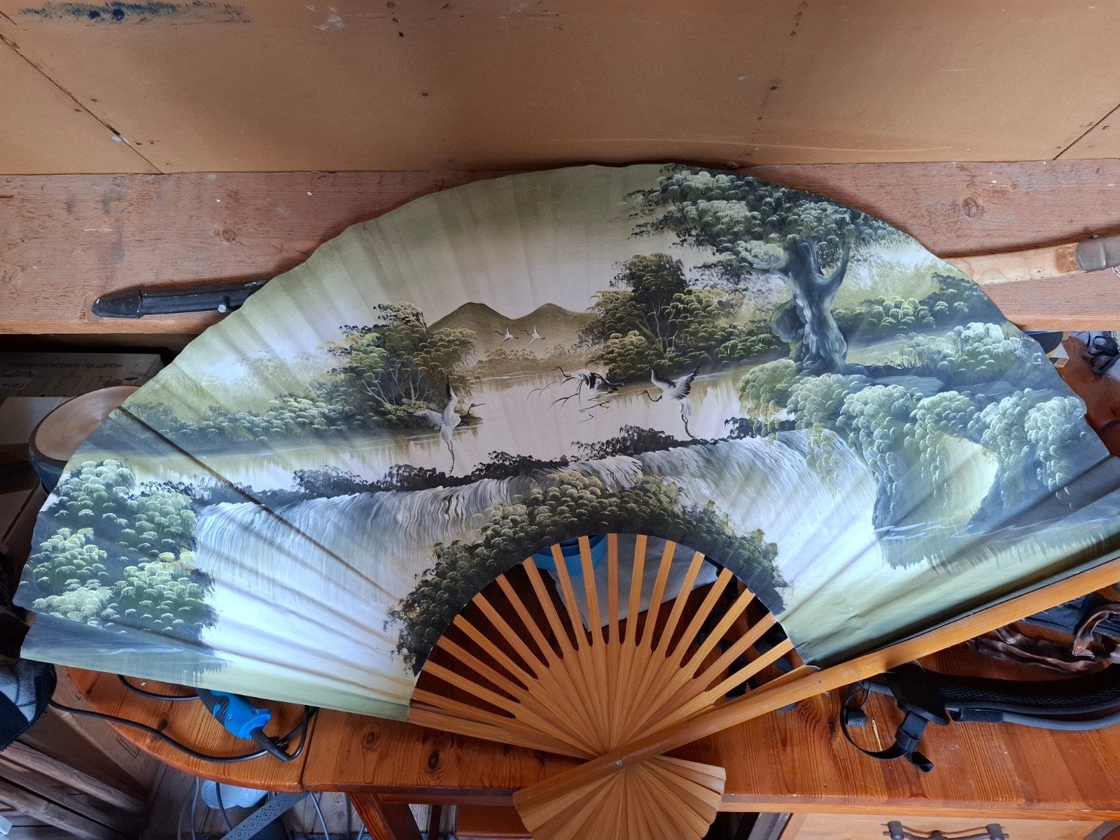 Grote decoratieve waaier met landschap, Ophalen