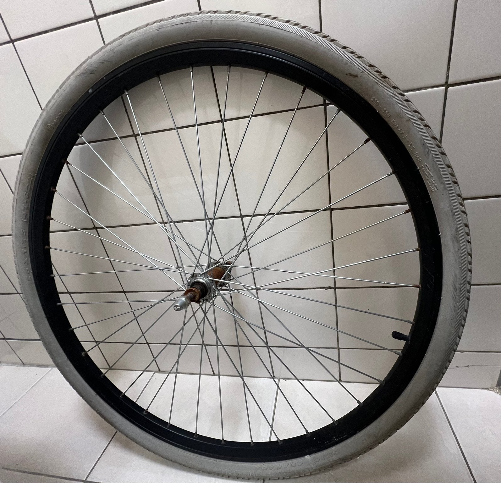 Goede voorwiel 28 inch, Fietsen en Brommers, Fietsonderdelen, Ophalen of Verzenden, Zo goed als nieuw, Wiel