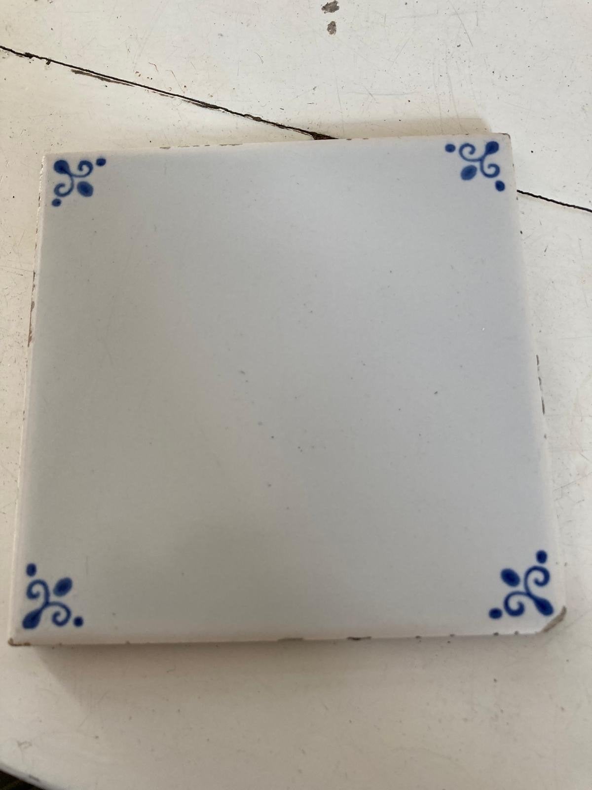 Antieke Hollandse wandtegel met blauw hoekdecor, Ophalen of Verzenden