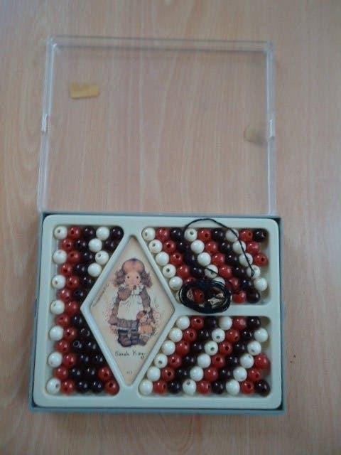 Sarah Kay doosje met kralen, vintage, Verzamelen, Retro, Ophalen of Verzenden, Persoonlijke verzorging