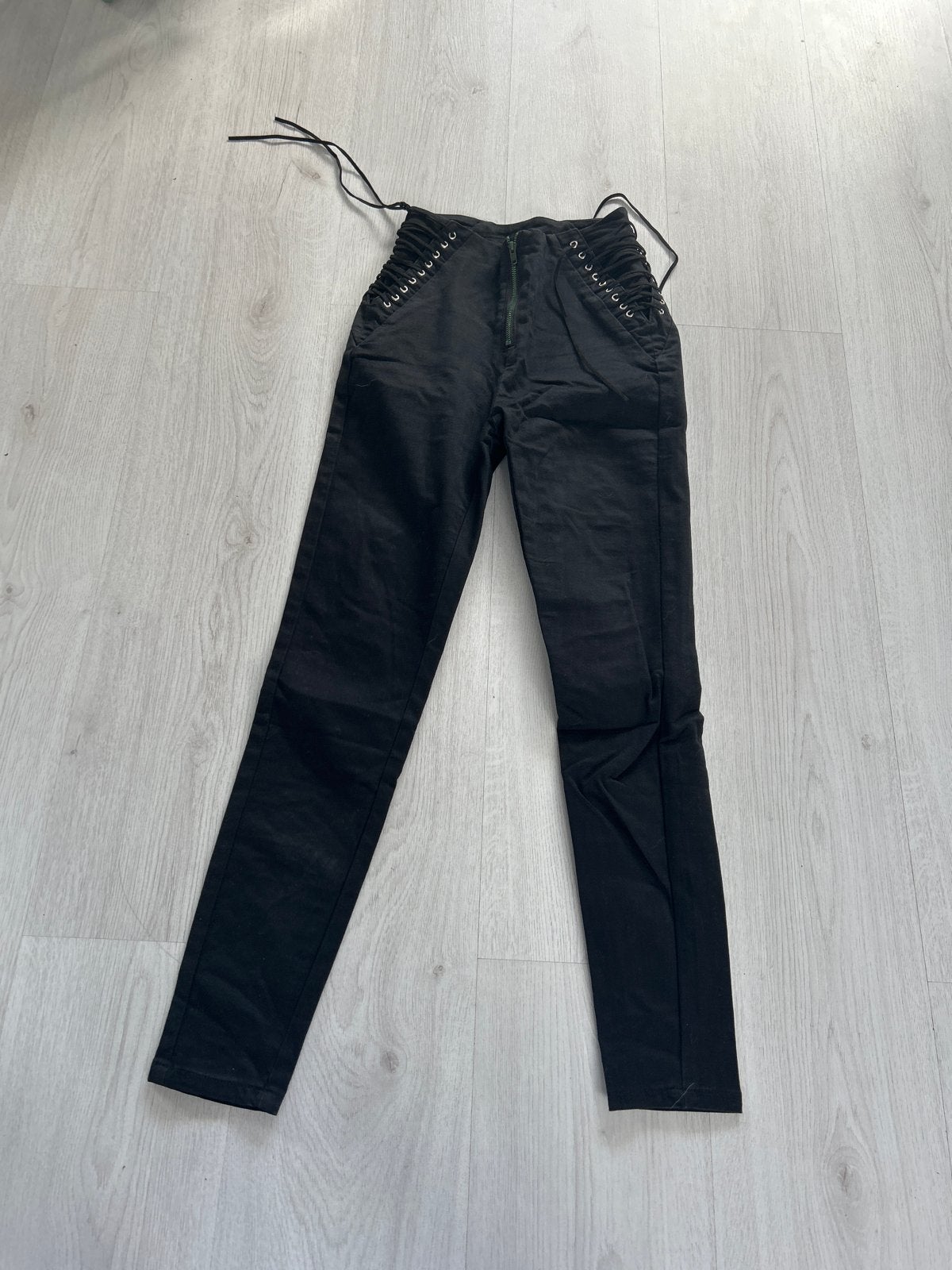 Zwarte broek met veterdetails - Maat S, Ophalen of Verzenden, Gedragen, Maat 36 (S), Zwart