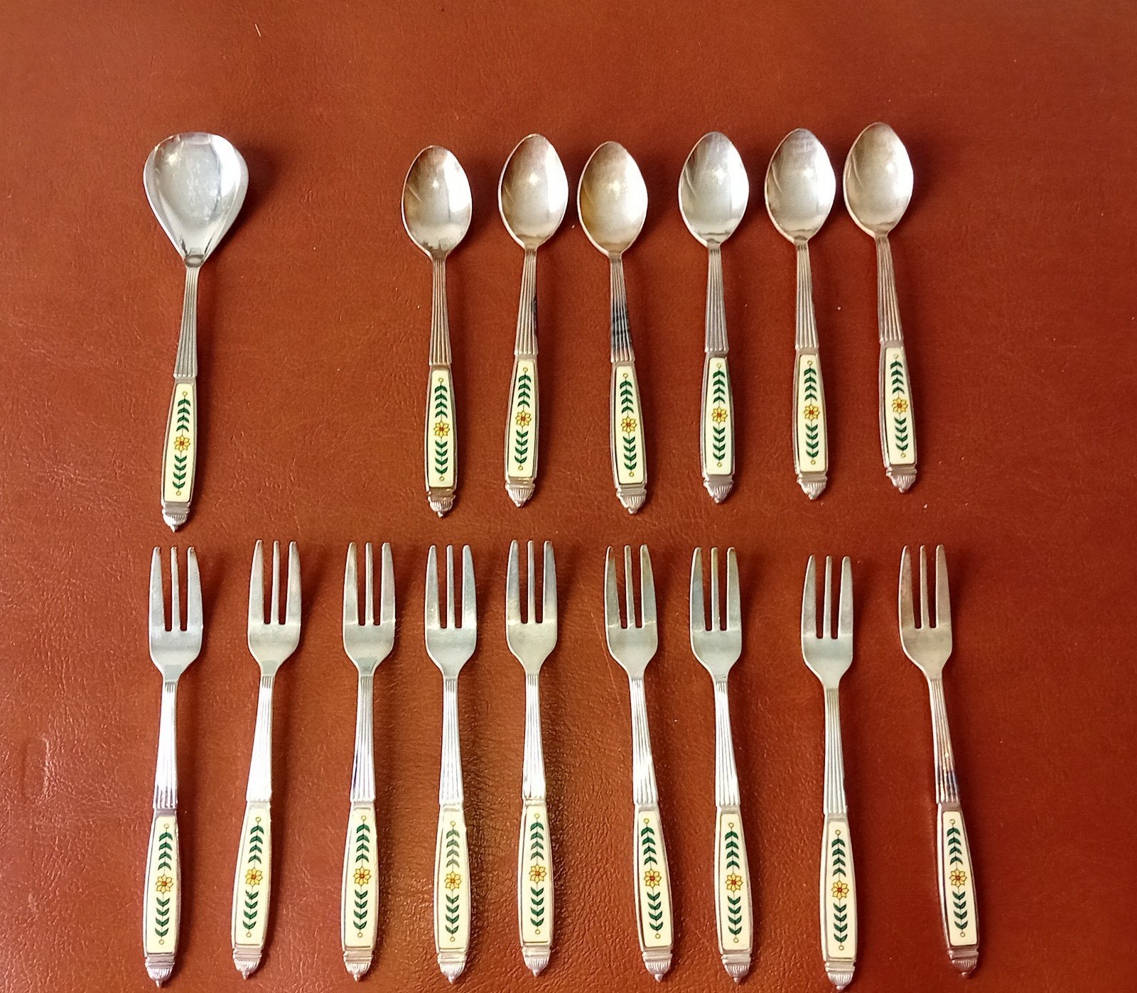 Wedgwood Carlton gebaksvorkjes, theelepeltjes en suikerschep, Antiek en Kunst, Ophalen of Verzenden