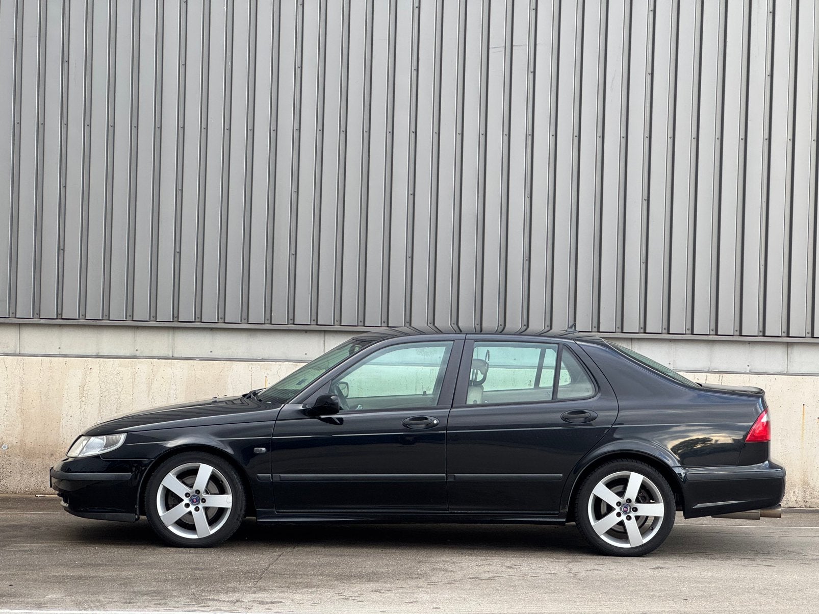Saab 9-5 2.3 Turbo Aero AUT 2004 Zwart NWE APK, Auto's, 1800 kg, 4 cilinders, 2290 cc, Zwart
