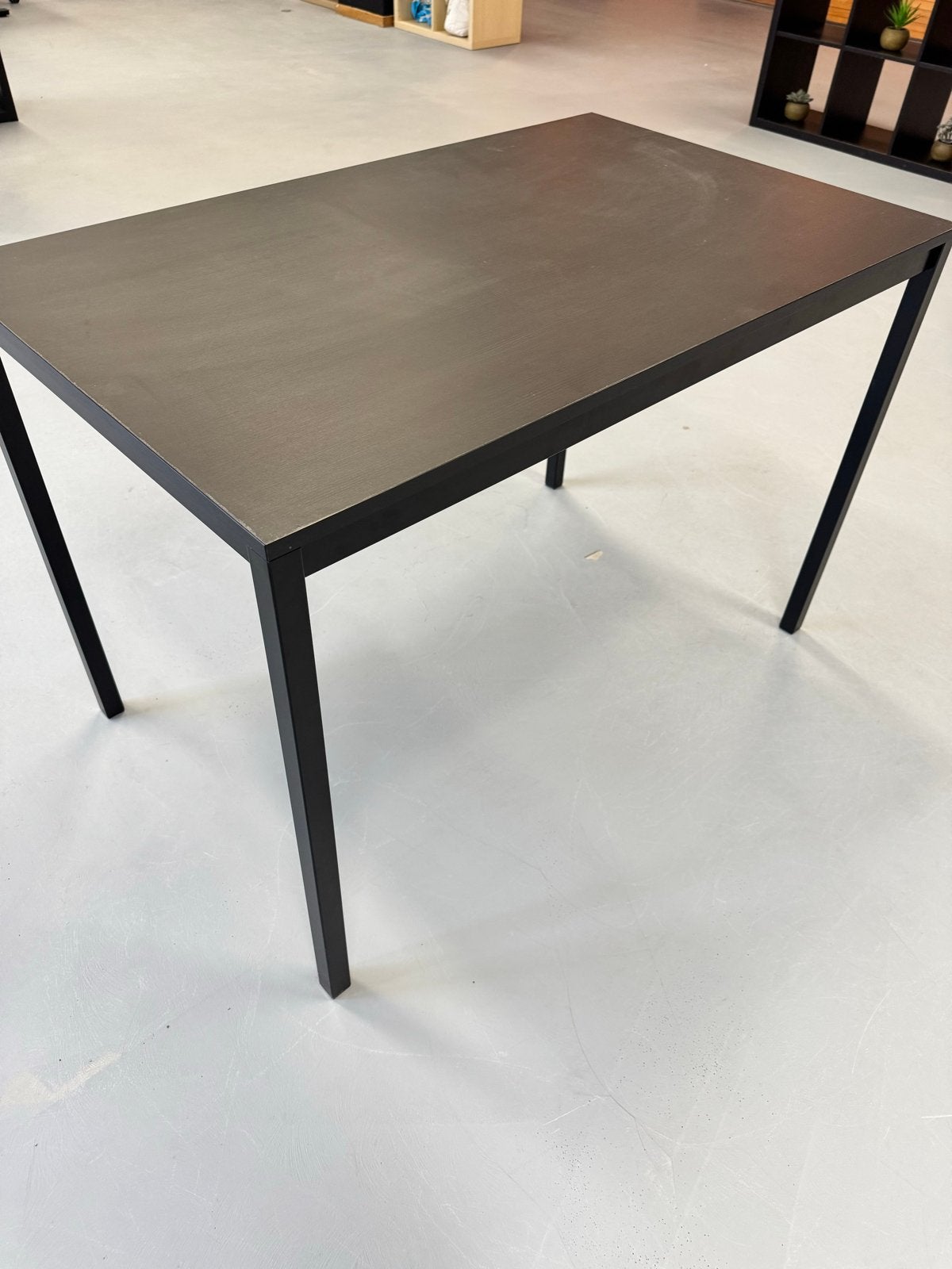 Tafel met zwarte houten blad en metalen frame. Twee stuks., Ophalen, Gebruikt, 100 tot 150 cm, 50 tot 100 cm