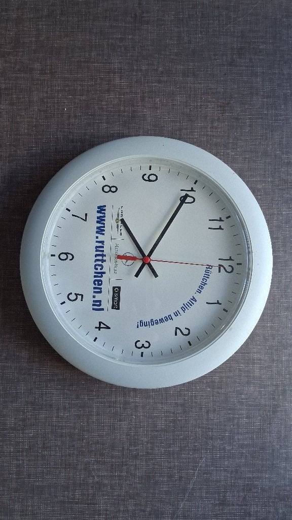 Analoge witte wandklok met opdruk van Ruttchen., Wandklok, Wit, Analoog, Ophalen of Verzenden