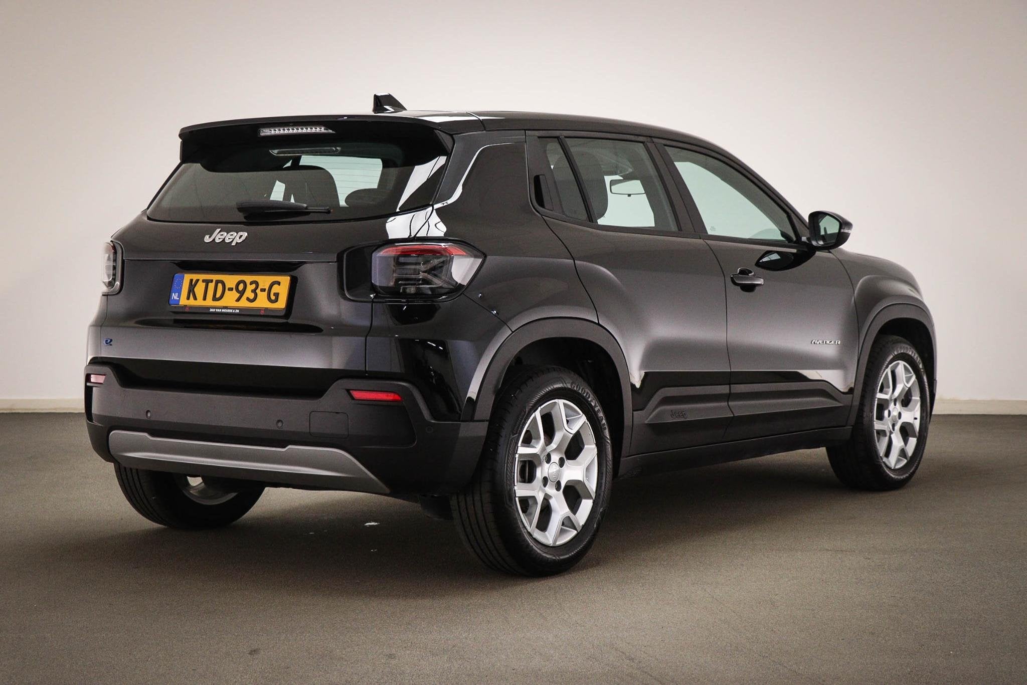 Jeep Avenger Altitude 54 kWh | SOH 97% | CLIMA | DAB | APPLE, Auto's, Gebruikt, 156 pk, Leder en Stof, Zwart