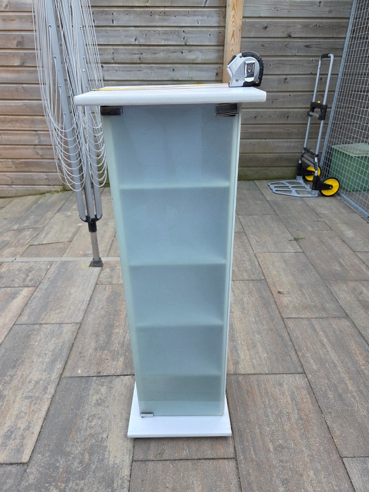 Slanke witte kast met glazen deur, Huis en Inrichting, Ophalen, Gebruikt
