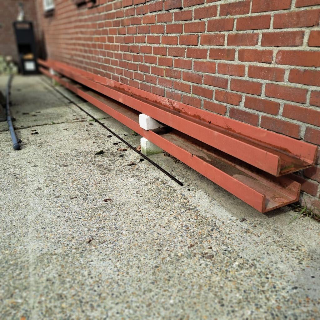 Metalen U-profielen - 2 stuks, Ophalen of Verzenden, Gebruikt, IJzer