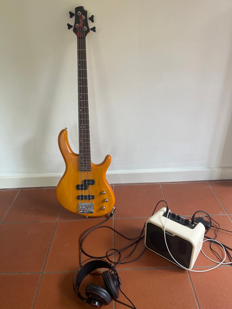 Cort Action PJ Bass Set: Basgitaar, Amp, Koptelefoon, Kabels, Muziek en Instrumenten, Snaarinstrumenten | Gitaren | Bas, Ophalen