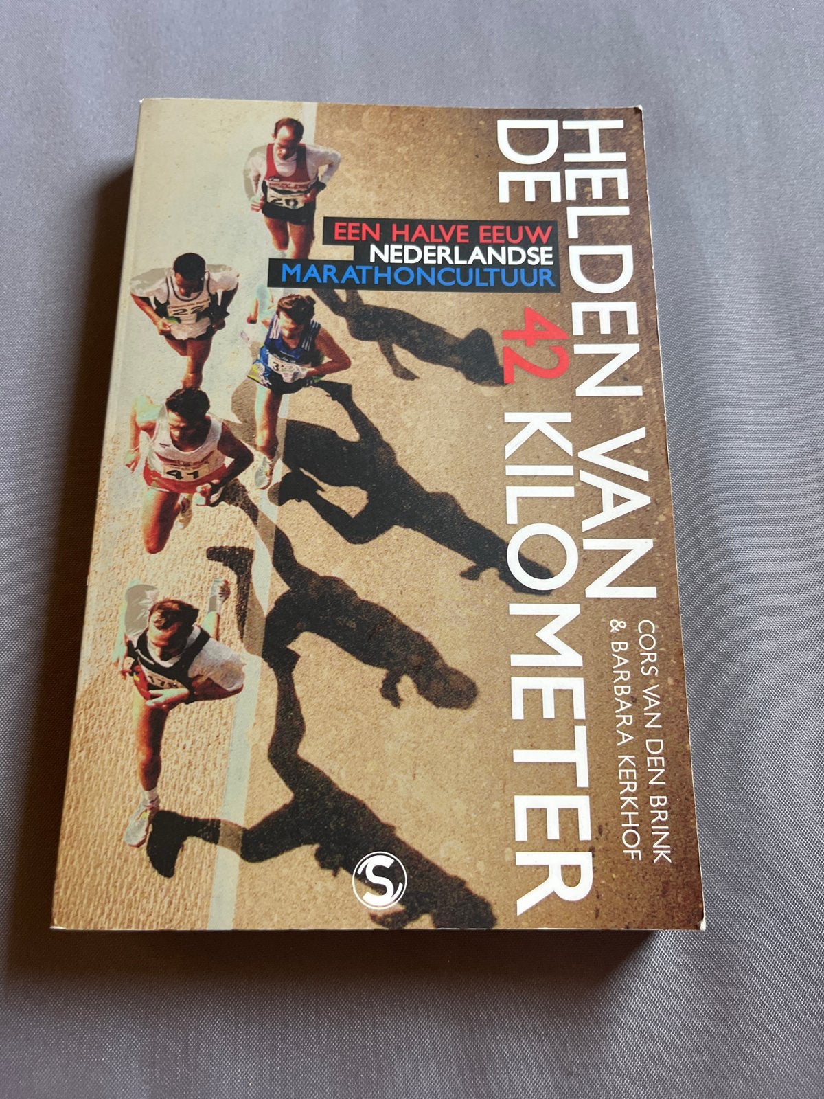 Helden van de 42 kilometer - Nederlandse marathoncultuur, Ophalen of Verzenden, Gelezen, Lopen en Fietsen