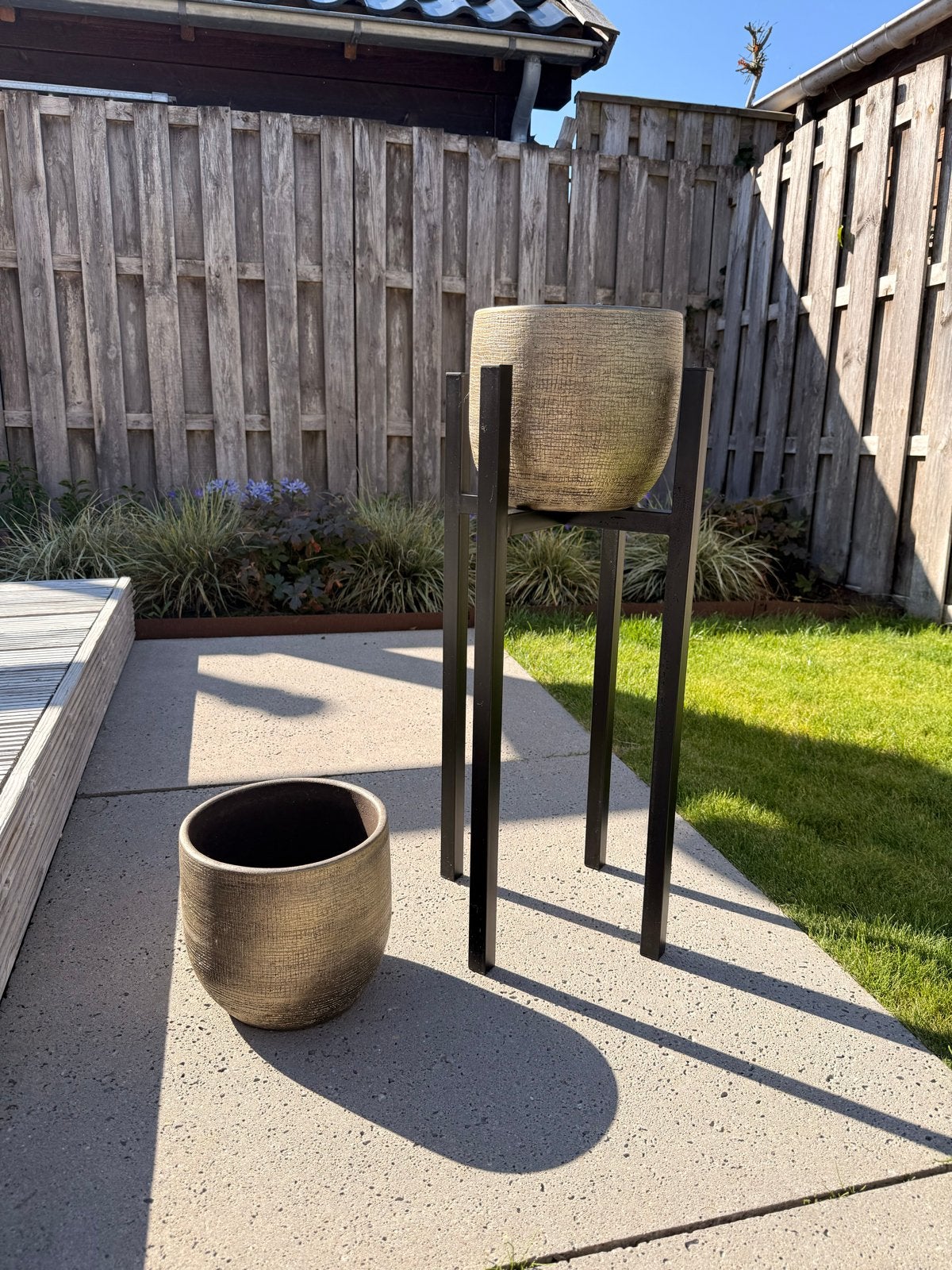 Twee mooie bloempotten met standaard, Intratuin (Mica), Tuin en Terras, Bloempotten, Ophalen, Overige materialen, Rond, Binnen