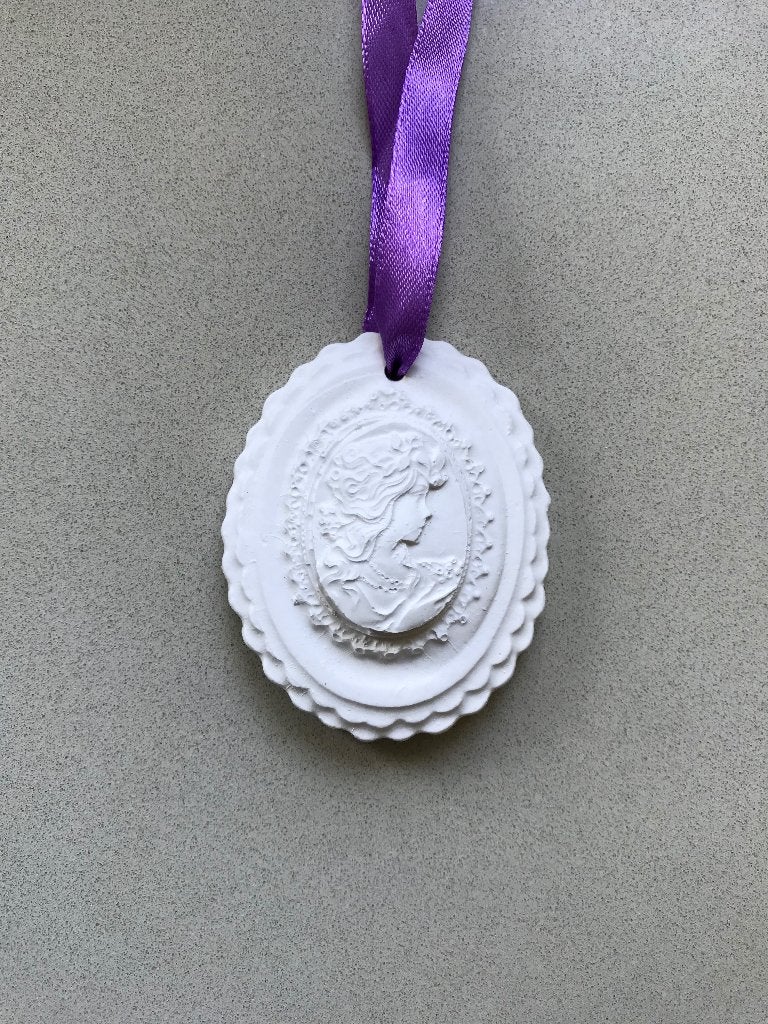 Gipsen hanger/medaillon met reliëf afbeelding, Ophalen, Overige materialen, Overige voorstellingen, Wit