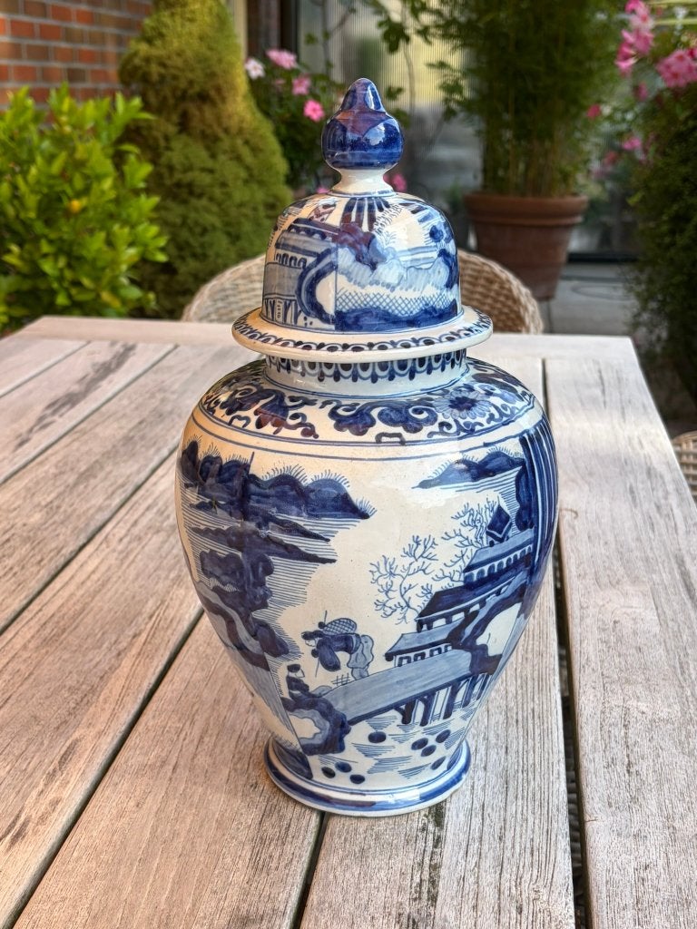 Delfts blauwe aardewerk dekselvaas  met chinese motieven., Antiek en Kunst, Antiek | Vazen, Ophalen