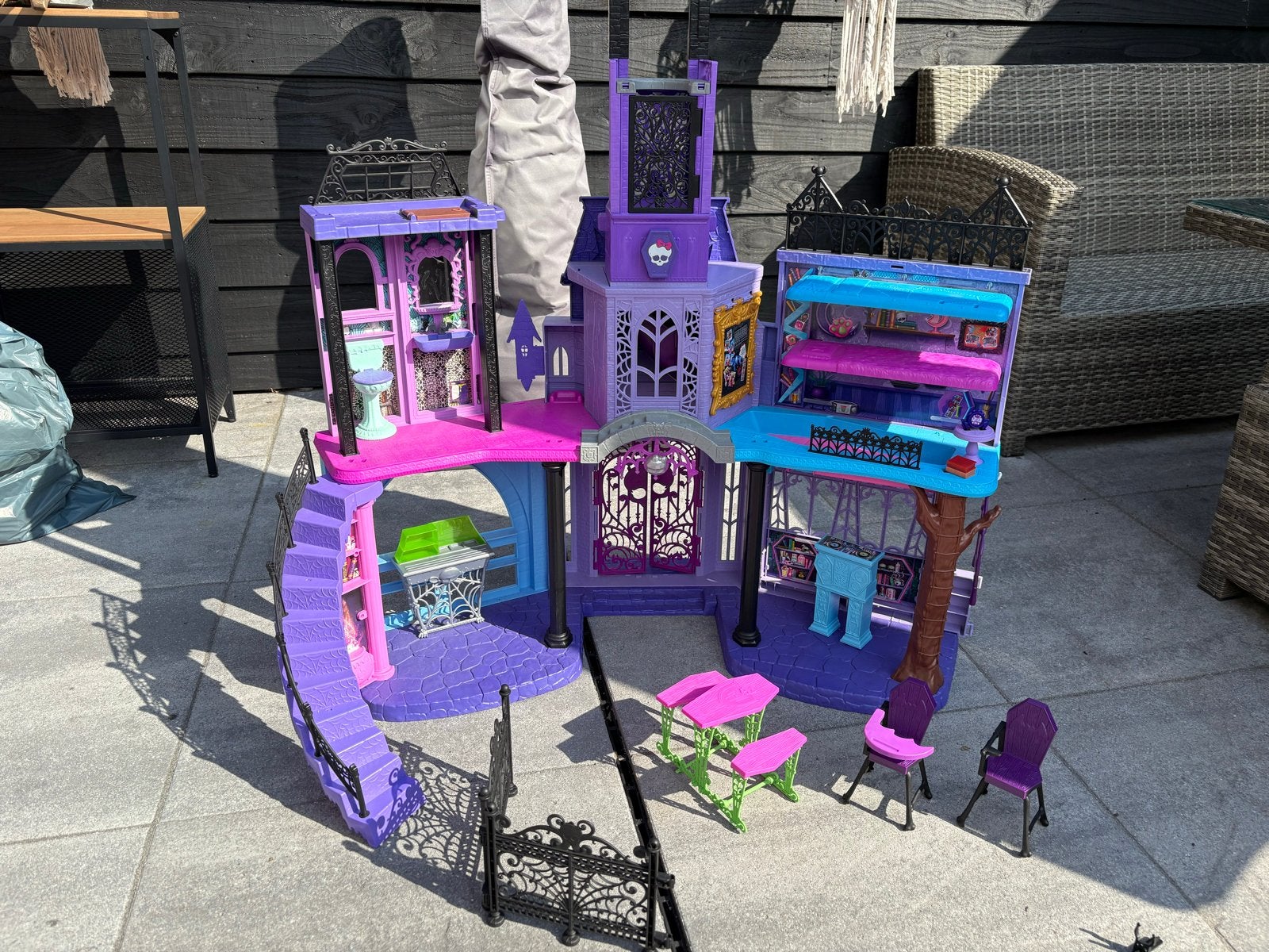 Monster High poppenhuis met accessoires, Ophalen, Zo goed als nieuw, Meisje