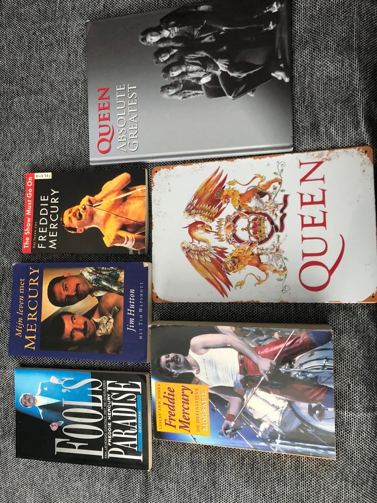 Queen en Freddy Mercury ( boeken en een metalen plaat ), Ophalen of Verzenden, Gelezen