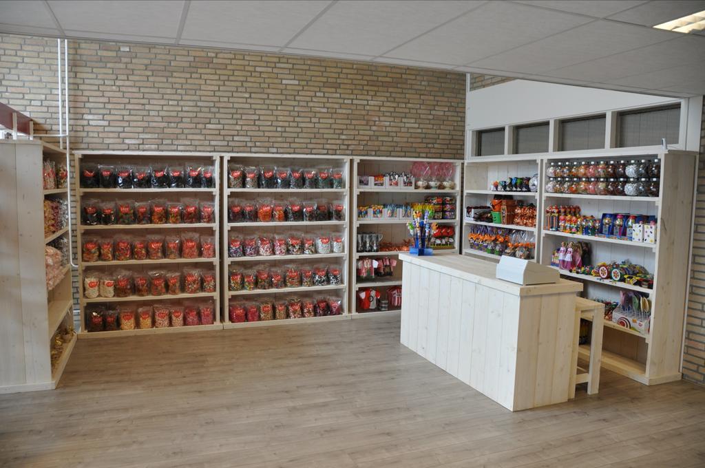 Complete winkelinrichting met kassacounter en schappen, Zakelijke goederen, Kantoor en Winkelinrichting | Winkel en Inventaris