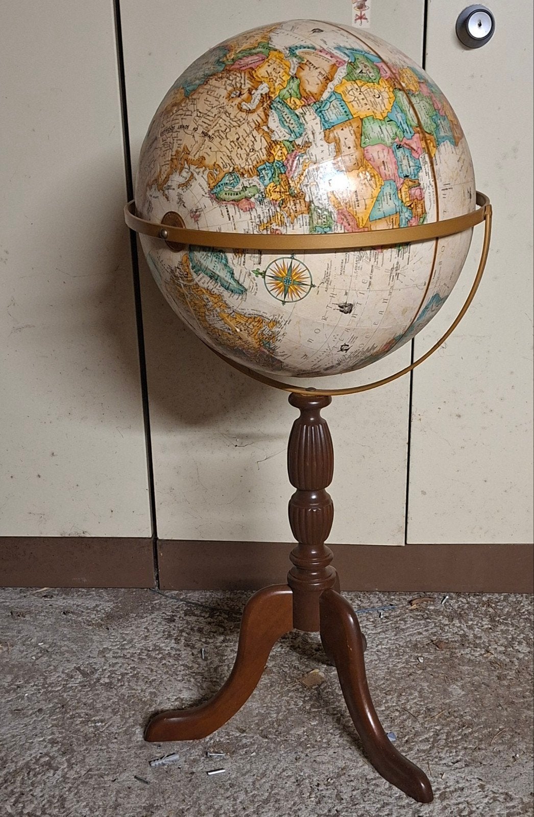 Wereldbol / Globe op driepoot.  Hoogte ca 1 mtr., Ophalen, Kunststof, Draaibaar, Zo goed als nieuw