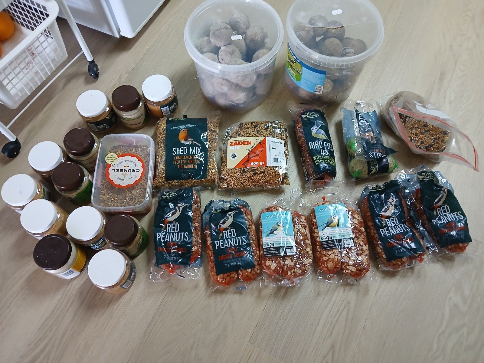 Nieuw vogel voer voor tuinvogels, Ophalen