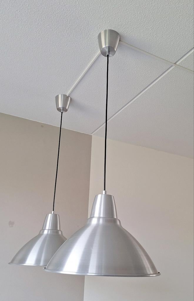 2 industriële aluminium hanglampen, IKEA model T0704 FOTO, Huis en Inrichting, Lampen | Hanglampen, Ophalen, Gebruikt, Industrieel, Modern