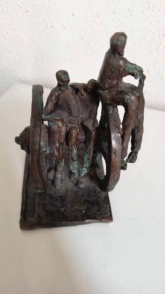 Bronzen beeldje. 3 mannen op wielas., Ophalen