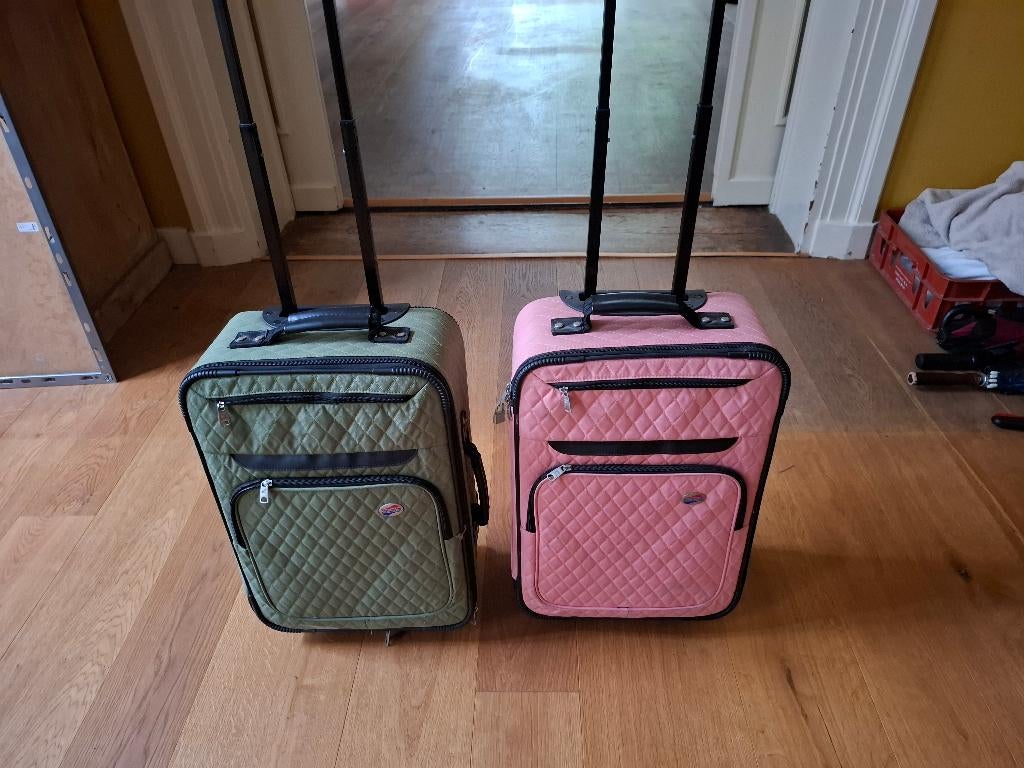 (nr. 517) 2 reiskoffers en 1 beautycase, Ophalen, Wieltjes, Gebruikt, 50 tot 60 cm