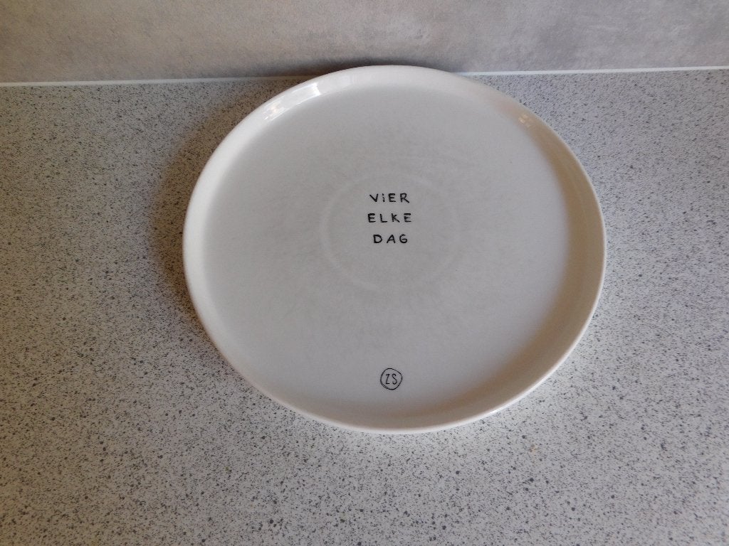 Bord 21 cm. Vier elke dag Zusss, Overige merken, Keramiek, Ophalen of Verzenden, Zo goed als nieuw
