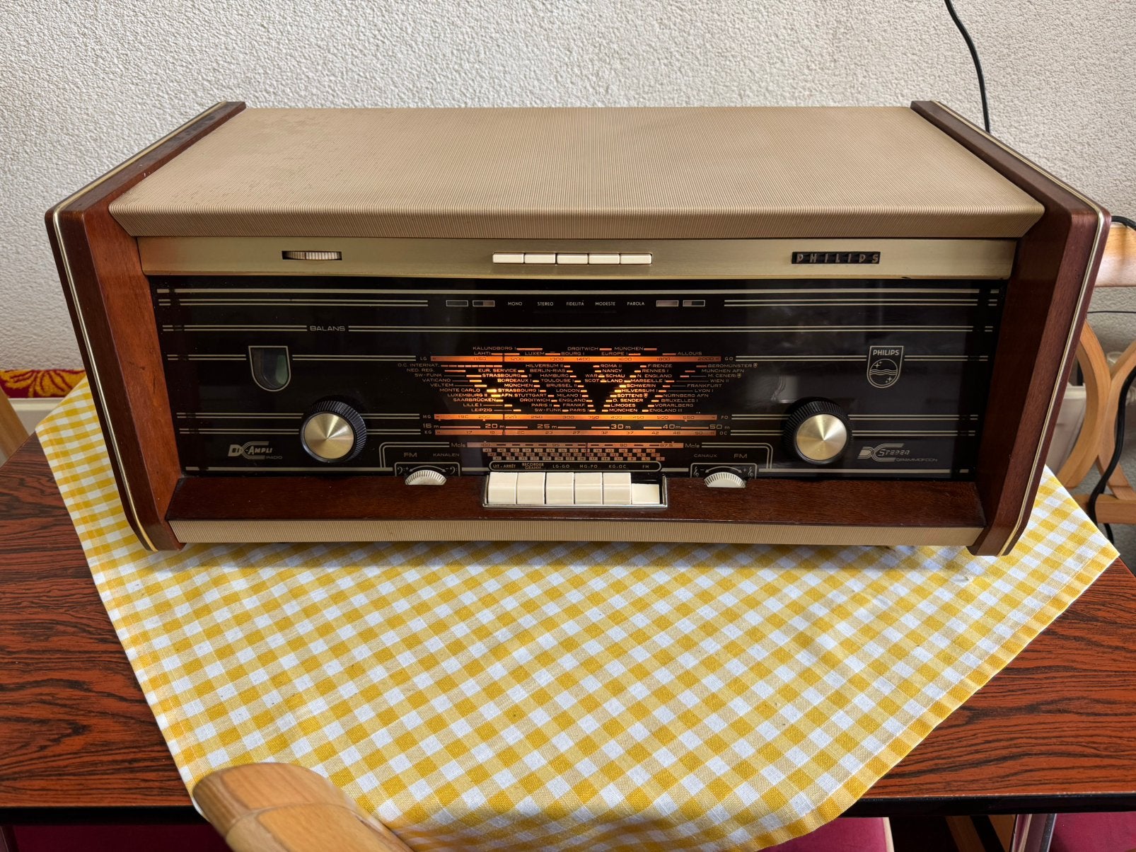 Mooie lampen radio philips plano speelt  vaste pr ophalen, Antiek en Kunst, Antiek | Tv's en Audio, Ophalen