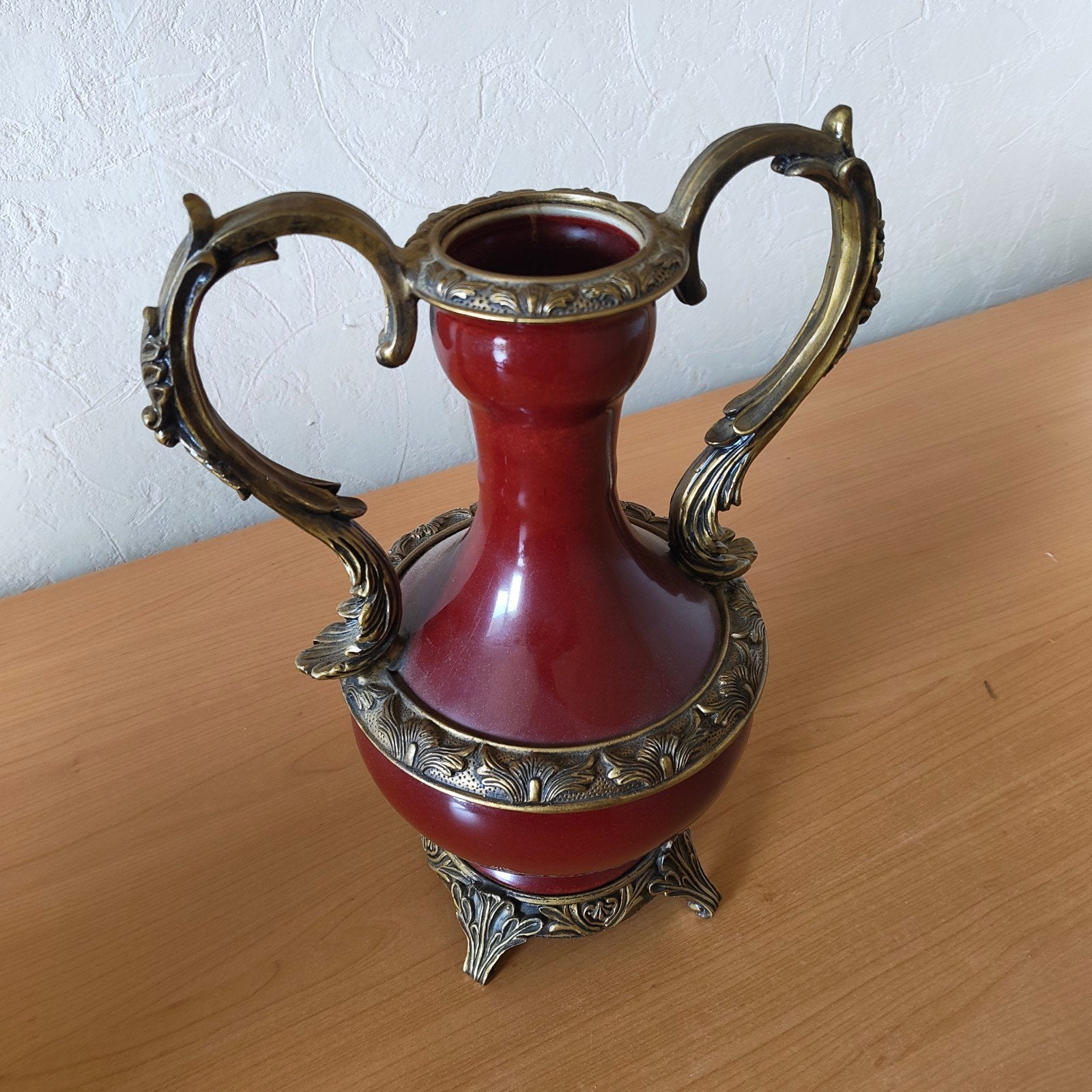 Donkerrode siervaas met goudkleurige sieroren en voet, Antiek en Kunst, Ophalen
