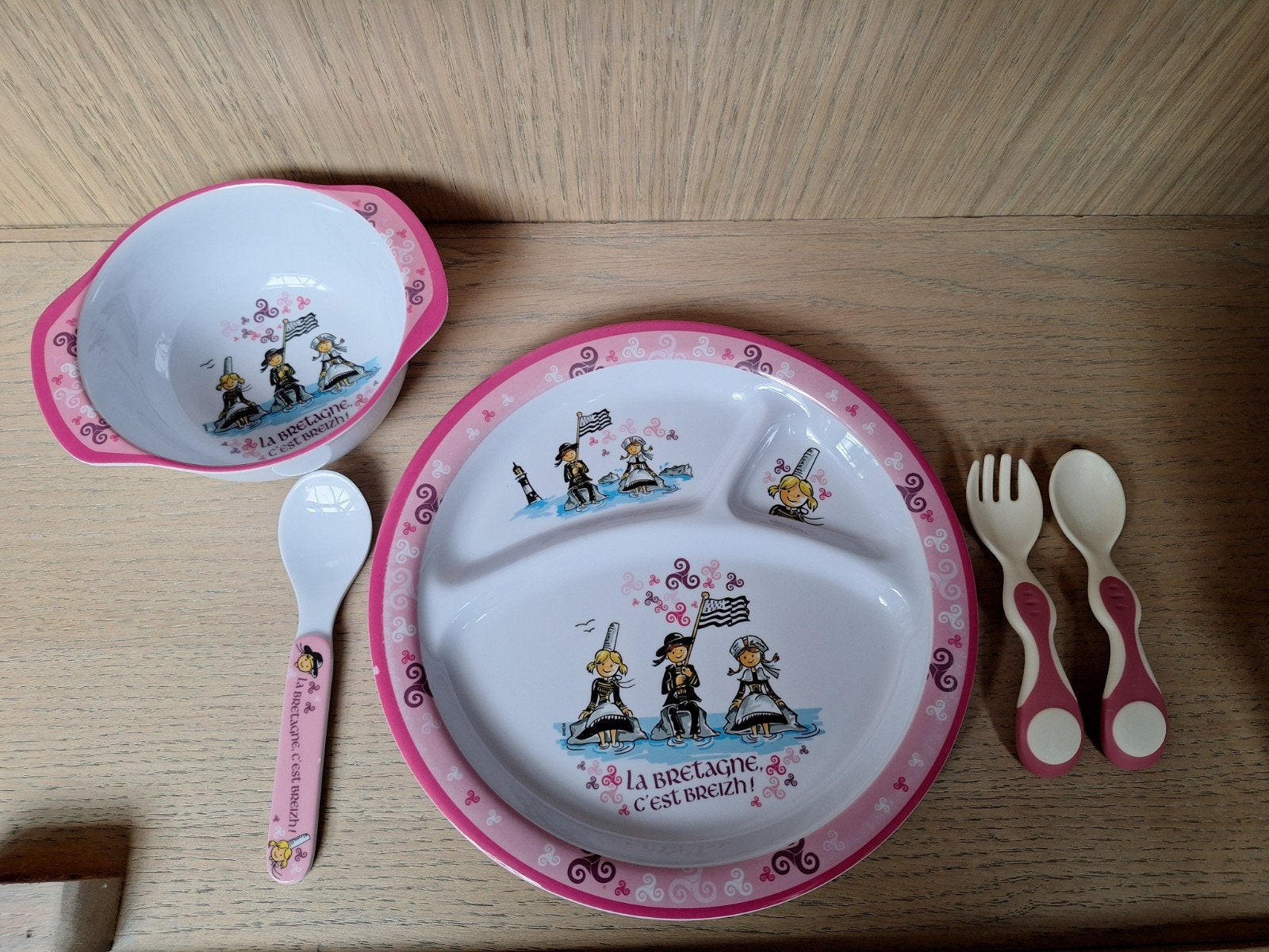Baby eetset: bord, kom en lepel 'La Bretagne c'est Breizh!', Ophalen of Verzenden, Zo goed als nieuw, Kunststof, Compleet servies