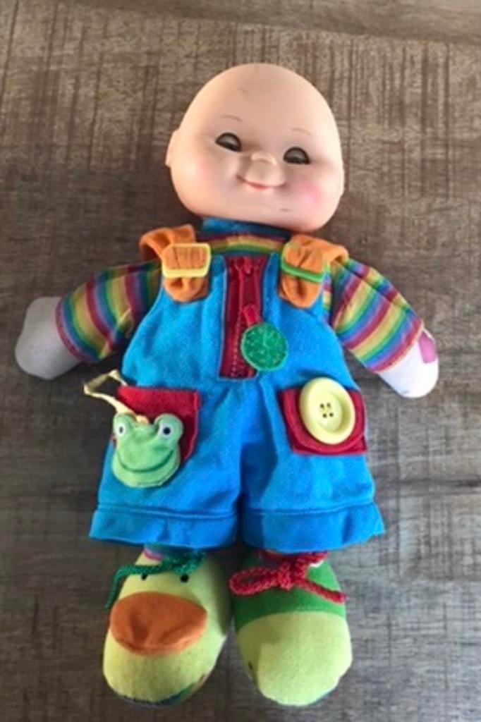 Leuke speelpop met vrolijke kleding, Kinderen en Baby's, Speelgoed | Poppen, Ophalen of Verzenden, Zo goed als nieuw, Overige typen
