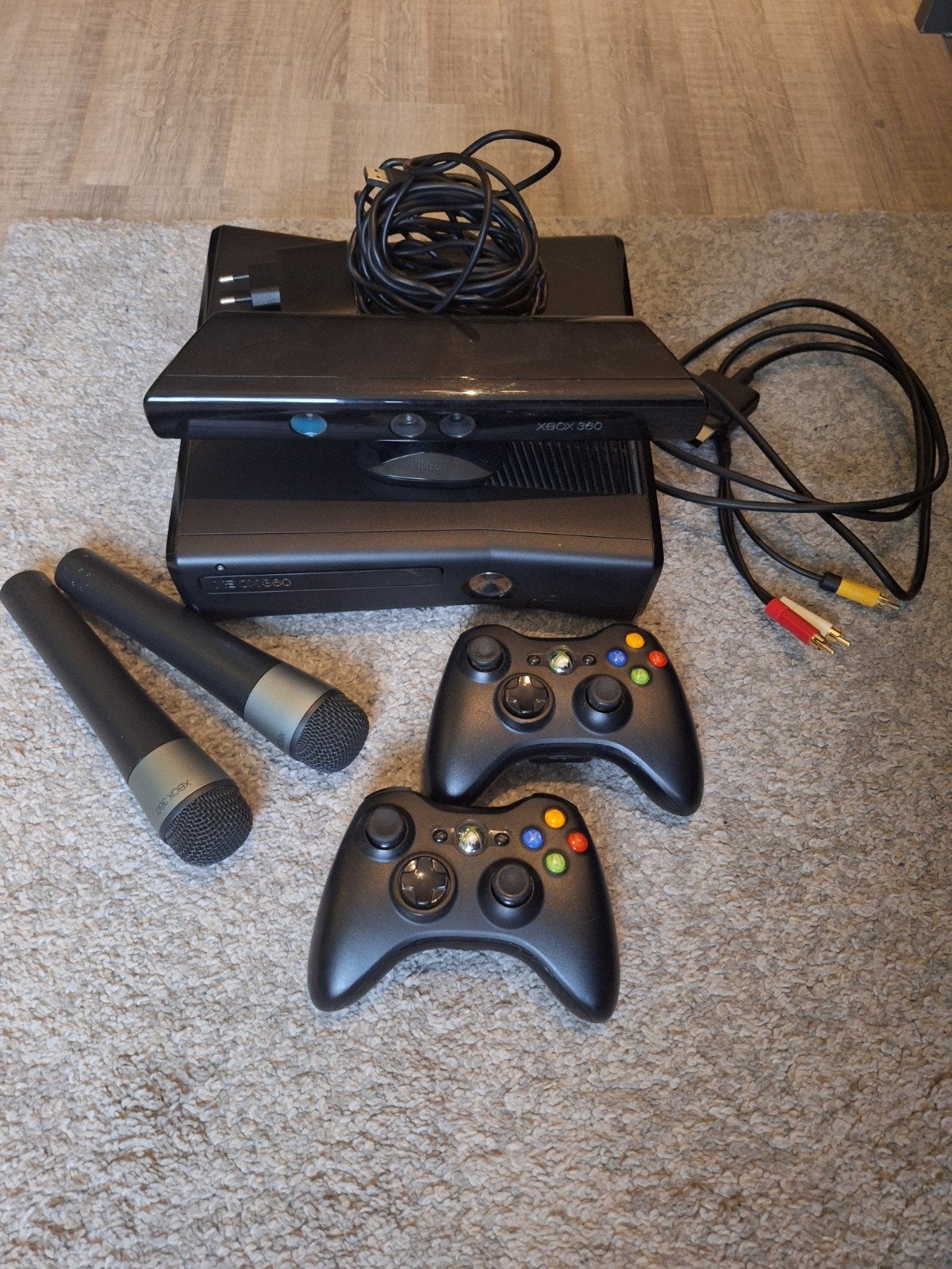 Xbox 360 met Kinect, 2 controllers en 7 spellen, 2 spelers, Ophalen of Verzenden, Gebruikt, Vanaf 3 jaar