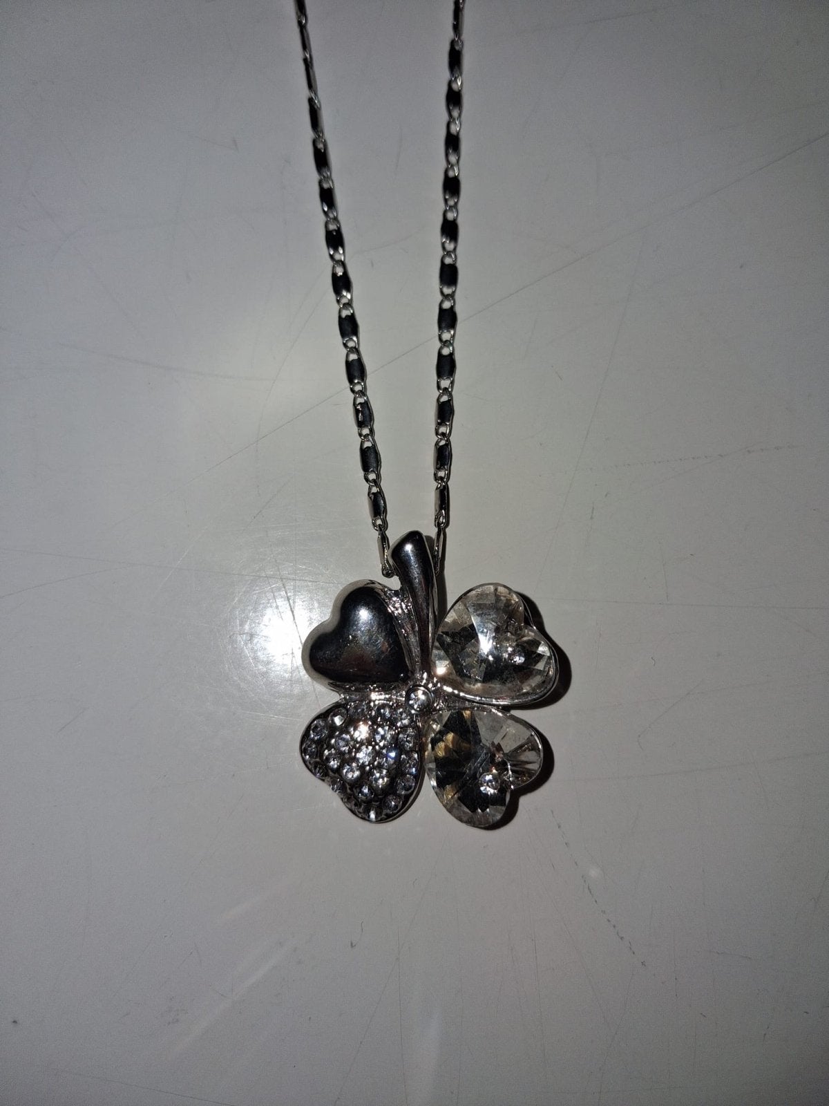 Zilverkleurige klavertje vier ketting met kristallen, Met kristal, Overige materialen, Ophalen of Verzenden, Zo goed als nieuw