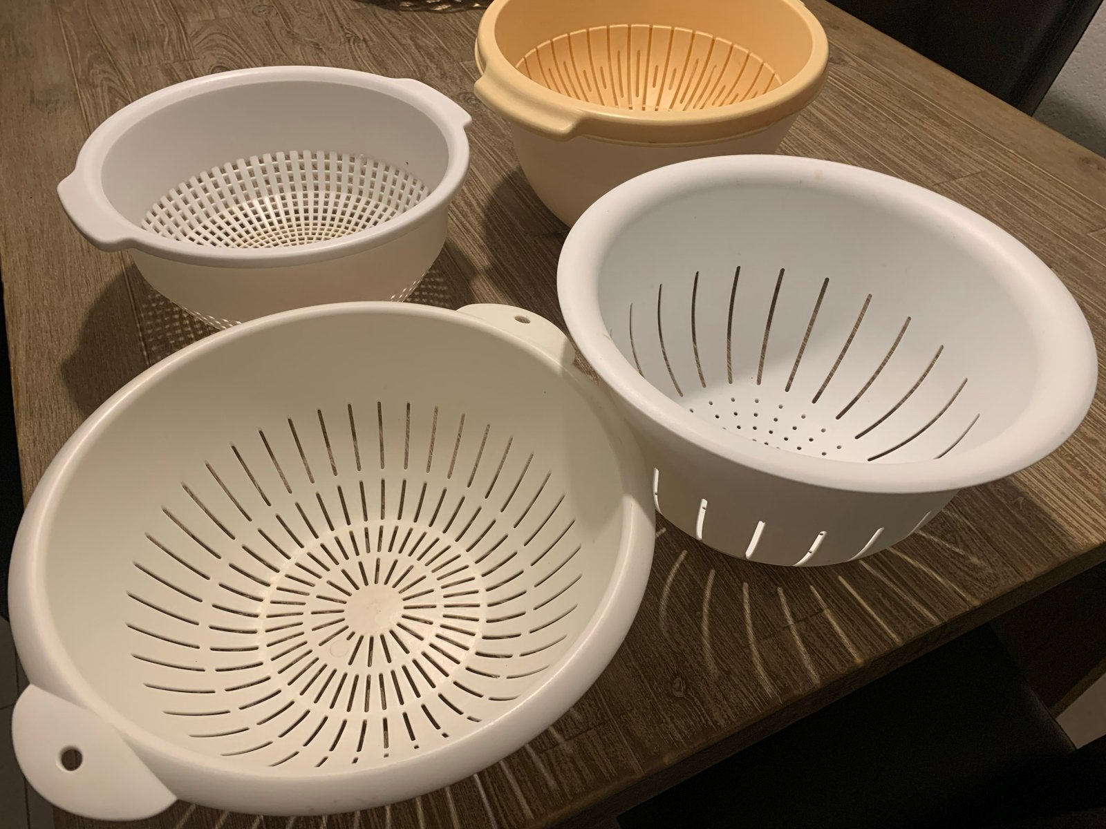 Set van 4 vergieten en kommen - wit en geel, Ophalen, Kunststof, Meerkleurig, Overige merken
