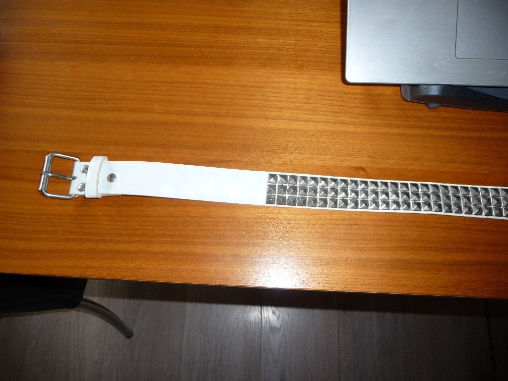 Witte riem met metalen studs., Wit, Heupriem, Ophalen of Verzenden, Zo goed als nieuw