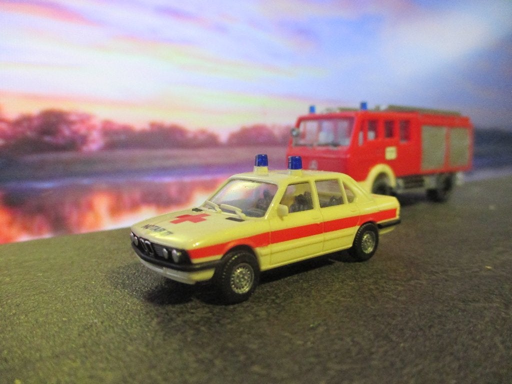 BMW E28 5-serie 525 Herpa Notarzt Ambulance met zwarte tekst, Ophalen of Verzenden, Gebruikt, Auto, Herpa