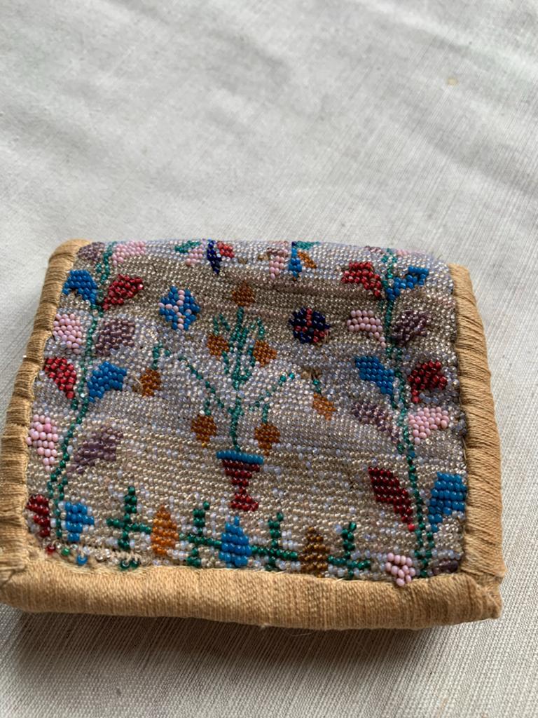 Antiek volkskunst kralen beursje portemonneetje, Antiek en Kunst, Ophalen of Verzenden, Dames
