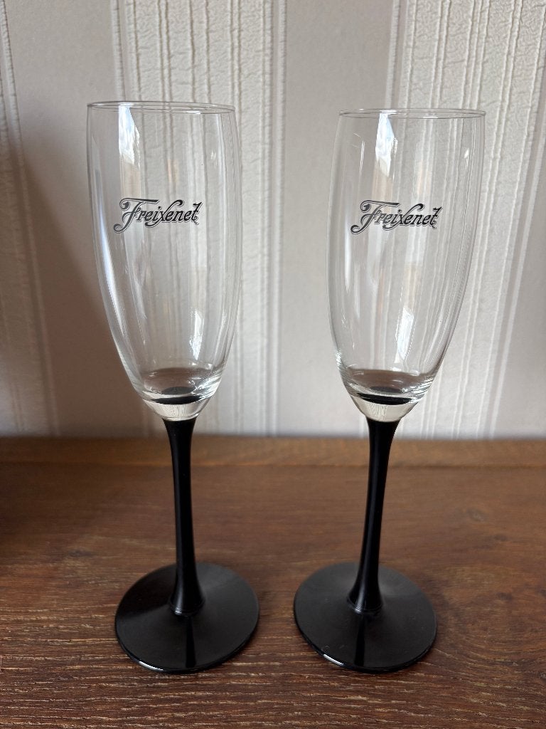 2x Freixenet Champagneglazen met Zwarte Steel, Glas of Glazen, Nieuw, Ophalen of Verzenden, Glas